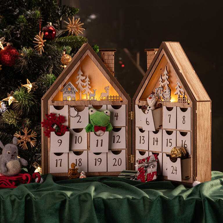 Drevený adventný kalendár so zásuvkami a LED svetielkami